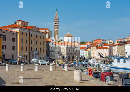 Cathédrale surplombant l'amarrage des bateaux dans la partie historique du port de Piran en Slovénie Banque D'Images