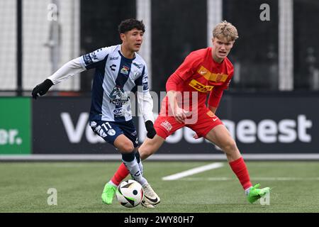 AMSTERDAM - Cristobal Hernandez de CF Pachuca U17, Victor Gustafsen FC Nordsjaelland U17 lors du match Ajax future Cup 2024 entre CF Pachuca O17 et FC Nordsjaelland O17 au complexe sportif de Toekomst le 1er avril 2024 à Amsterdam, pays-Bas. ANP | Hollandse Hoogte | GERRIT VAN COLOGNE Banque D'Images