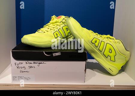 Les baskets Victor Wembanyama Air Zoom taille 22 portées lors du match des étoiles montantes au 2024 All-Star sont exposées lors d'une présentation de presse pour les ventes aux enchères Sotheby's de souvenirs sportifs à New York le 4 avril 2024 Banque D'Images