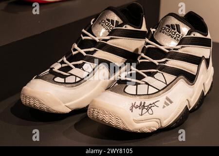 Kobe Bryant Adidas a porté des baskets attribuées à un photoshoot exposé lors d'une présentation de presse pour les ventes aux enchères Sotheby's de souvenirs sportifs à New York le 4 avril 2024. Les enchères auront lieu en ligne et en direct le 11 avril 2024. Parmi les points forts, citons la malle portée Muhammad Ali de la « Thrilla in Manila », le maillot porté Kobe Bryant des finales NBA 2009, les Michael Jordan Air Jordan 11 des finales NBA 1996, ainsi que des souvenirs de la NBA All-Star 2024 et une collection de baskets portées par les plus grands joueurs de la NBA. (Photo de Lev Radin/Sipa USA) Banque D'Images