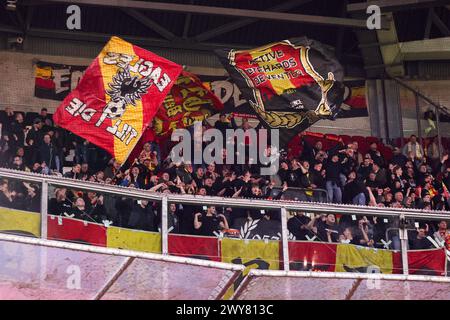 Amsterdam, pays-Bas. 04th Apr, 2024. AMSTERDAM, PAYS-BAS - 4 AVRIL : les fans de Go Ahead Eagles célébrant et agitant le drapeau lors du match néerlandais Eredivisie entre l'AFC Ajax et Go Ahead Eagles au Johan Cruijff Arena le 4 avril 2024 à Amsterdam, pays-Bas. (Photo de Henny Meyerink/BSR Agency) crédit : BSR Agency/Alamy Live News Banque D'Images