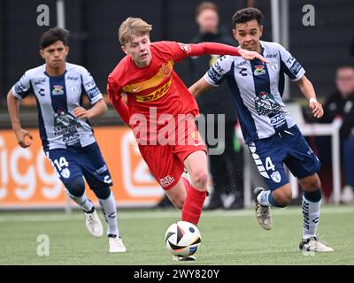 AMSTERDAM - Isaac Banuelos de CF Pachuca U17, Dante Figueroa Ndziba FC Nordsjaelland U17, Jesus Marrujo de CF Pachuca U17 lors de l'Ajax future Cup 2024 match entre CF Pachuca O17 et FC Nordsjaelland O17 au complexe sportif de Toekomst le 1er avril 2024 à Amsterdam , pays-Bas. ANP | Hollandse Hoogte | GERRIT VAN COLOGNE Banque D'Images