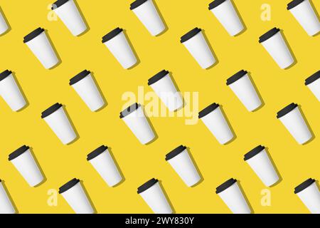 Nature morte une tasse à café jetable pop-art motif sans couture sur un fond jaune clair, prise de vue studio de haute qualité Banque D'Images