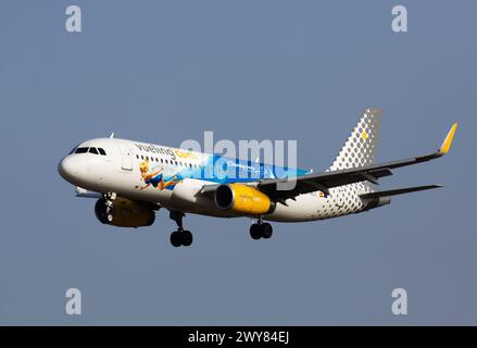 Barcelone, Espagne - 24 janvier 2020 : vol avion Vueling Airline avec Disney Coloriage arrive Banque D'Images