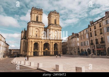 Auch, France - 12 mars 2023 : Cathédrale d'Auch vue de la place. Photographie prise en France Banque D'Images