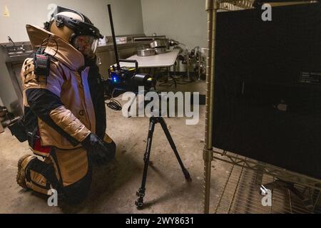 28 mars 2024 - Trenton, New Jersey, États-Unis - Russell J. Bongiovanni, aviateur senior de l'US Air Force, technicien en élimination des munitions explosives, 177th Fighter Wing, New Jersey Air National Guard, place un générateur de rayons X pulsé devant un engin explosif simulé pendant le joint chimique, biologique, radiologique, nucléaire, et le cours de caractérisation, d'exploitation et d'atténuation des explosifs à haut rendement JCCEM à la CURE Insurance Arena avec le FBI, la police d'État du New Jersey et les membres des WMD-CST du Delaware et de l'Idaho ont été formés par l'Eniwetok Group, LLC (EGL). (Image de crédit : © Mark Olsen/U.S. NAT Banque D'Images