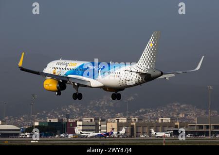 Barcelone, Espagne - 24 janvier 2020 : vol avion Vueling Airline avec Disney Coloriage arrive Banque D'Images