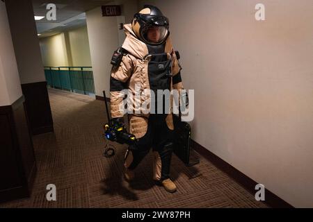 28 mars 2024 - Trenton, New Jersey, États-Unis - Russell J. Bongiovanni, aviateur senior de l'US Air Force, technicien en élimination des munitions explosives, 177th Fighter Wing, New Jersey Air National Guard, transporte un générateur de rayons X pulsés et un panneau de capteurs sur une scène de crime simulée pendant le joint chimique, biologique, radiologique, nucléaire, et le cours de caractérisation, d'exploitation et d'atténuation des explosifs à haut rendement JCCEM à la CURE Insurance Arena avec le FBI, la police d'État du New Jersey et les membres des WMD-CST du Delaware et de l'Idaho ont été formés par l'Eniwetok Group, LLC (EGL). (Image de crédit : © Mark Olsen/U. Banque D'Images