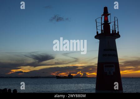 Salvador, Bahia, Brésil - 13 avril 2019 : coucher de soleil spectaculaire et coloré vu de Ponta do Humaita dans la ville de Salvador, Bahia. Banque D'Images