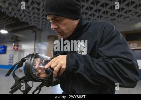 28 mars 2024 - Trenton, New Jersey, États-Unis - le sergent d'état-major Russel L. Fiske, 31e équipe de soutien civil aux armes de destruction massive, garde nationale du Delaware, fixe des inserts dans son appareil respiratoire autonome pendant la caractérisation, l'exploitation et l'exploitation conjointes des explosifs chimiques, biologiques, radiologiques, nucléaires et à haut rendement, et Mitigation course JCCEM à la CURE Insurance Arena avec le FBI, la police d'État du New Jersey, et les membres des WMD-CST du Delaware et de l'Idaho ont été formés par le Eniwetok Group, LLC (EGL). (Image de crédit : © Mark Olsen/U.S. National Guard/ZUMA Press Wire) EDITORIAL États-Unis Banque D'Images