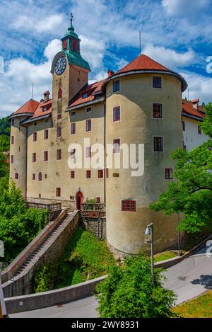 Bâtiment blanc du château d'Idrija en Slovénie Banque D'Images