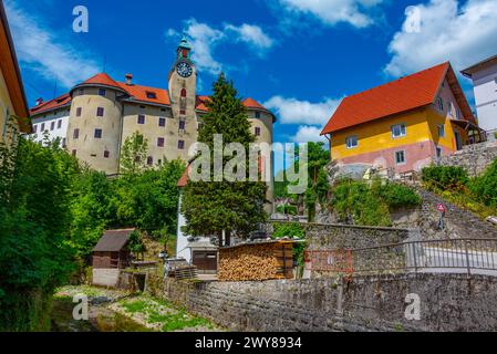 Bâtiment blanc du château d'Idrija en Slovénie Banque D'Images