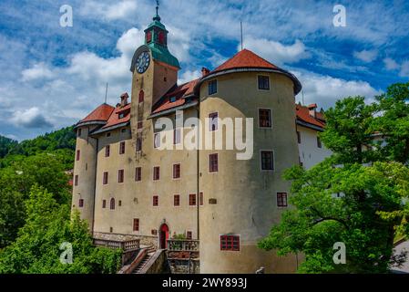 Bâtiment blanc du château d'Idrija en Slovénie Banque D'Images