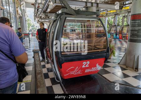 Salta, Argentine - 24 janvier 2024 : opérateur aide les touristes à monter sur le téléphérique de la colline de San Bernardo. Banque D'Images