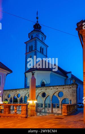 Coucher de soleil sur l'escalier Plecnik et les arcades à Kranj, Slovénie Banque D'Images