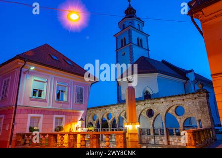 Coucher de soleil sur l'escalier Plecnik et les arcades à Kranj, Slovénie Banque D'Images