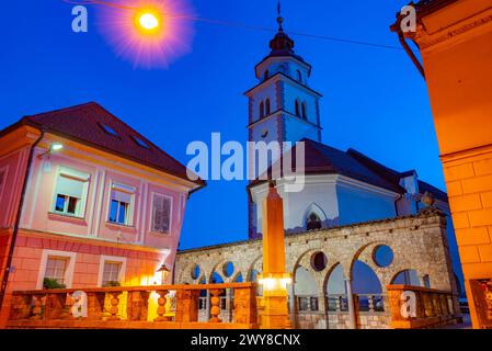 Coucher de soleil sur l'escalier Plecnik et les arcades à Kranj, Slovénie Banque D'Images