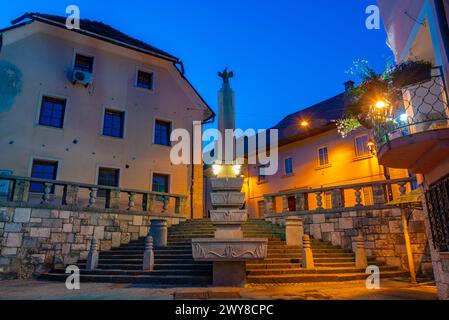 Coucher de soleil sur l'escalier Plecnik et les arcades à Kranj, Slovénie Banque D'Images