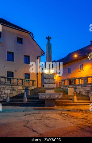 Coucher de soleil sur l'escalier Plecnik et les arcades à Kranj, Slovénie Banque D'Images