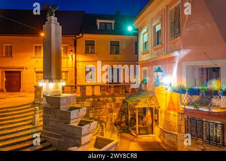 Coucher de soleil sur l'escalier Plecnik et les arcades à Kranj, Slovénie Banque D'Images