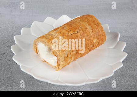 Gâteau roulé sucré avec tranche. Gâteau roulé à la banane. Gâteau au chocolat et à la banane. Banque D'Images