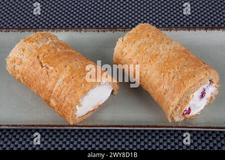 Gâteau roulé sucré avec tranche. Gâteau roulé à la banane. Gâteau au chocolat et à la banane. Banque D'Images