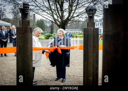 BAARN - Princesse Beatrix des pays-Bas lors du dévoilement du groupe de sculptures en bronze The Royal Family, réalisé en 1996 par le sculpteur Arthur Spronken, dans le parc du palais Soestdijk avec la propriétaire Maya Meijer, le 4 avril 2024. Photo : Patrick van Katwijk Banque D'Images