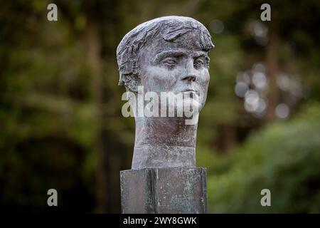 BAARN - Princesse Beatrix des pays-Bas lors du dévoilement du groupe de sculptures en bronze The Royal Family, réalisé en 1996 par le sculpteur Arthur Spronken, dans le parc du palais Soestdijk avec la propriétaire Maya Meijer, le 4 avril 2024. Photo : Patrick van Katwijk Banque D'Images