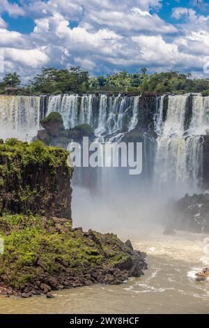 Cascade d'Iguazu en Argentine nad Brésil. Iguassu tombe en climat tropical dans la jungle verte. Ruisseau en cascade sur la rivière Iguazu, cataratas Iguasu Banque D'Images