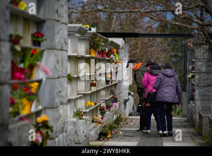 Vancouver, Canada. 4 avril 2024. Les gens rendent hommage au défunt lors du festival Qingming, ou jour du balayage des tombes, au cimetière Mountain View à Vancouver, Colombie-Britannique, Canada, le 4 avril 2024. Crédit : Liang Sen/Xinhua/Alamy Live News Banque D'Images