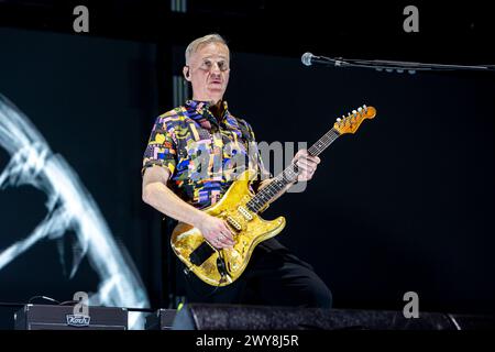 Milan, Italie. 04th Apr, 2024. Max Casacci de Subsonica se produit en concert au Forum de Milan. (Photo de Mairo Cinquetti/SOPA images/SIPA USA) crédit : SIPA USA/Alamy Live News Banque D'Images