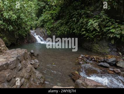 Cascade et zone de baignade dans Rainmaker conservation Park à Parrita Costa Rica Banque D'Images