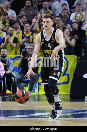 Berlin, Allemagne. 4 avril 2024 : Aleksa AVRAMOVIC du Partizan Belgrade (#4) contrôle un ballon lors du match de basket-ball de Turkish Airlines EuroLeague contre ALBA Berlin à l'Uber Arena de Berlin. Partizan a gagné 94-83. Crédit : Oleksandr Prykhodko/Alamy Live News Banque D'Images