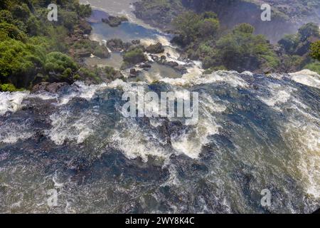 Cascade d'Iguazu en Argentine nad Brésil. Iguassu tombe en climat tropical dans la jungle verte. Ruisseau en cascade sur la rivière Iguazu, cataratas Iguasu Banque D'Images