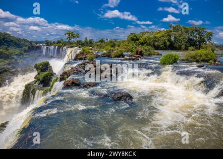 Cascade d'Iguazu en Argentine nad Brésil. Iguassu tombe en climat tropical dans la jungle verte. Ruisseau en cascade sur la rivière Iguazu, cataratas Iguasu Banque D'Images