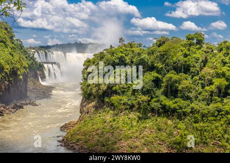 Cascade d'Iguazu en Argentine nad Brésil. Iguassu tombe en climat tropical dans la jungle verte. Ruisseau en cascade sur la rivière Iguazu, cataratas Iguasu Banque D'Images