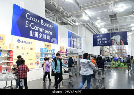 SHANGHAI, CHINE - 4 AVRIL 2024 - les clients achètent au magasin phare de Sam dans la zone de libre-échange de Shanghai Waigaoqiao, la plus grande au monde et la première en Chine Banque D'Images