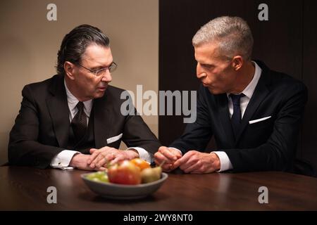 Berlin, Allemagne. 20 mars 2024. Les écrivains Martin Suter (g) et Benjamin von Stuckrad-barre parlent. Les auteurs à succès écrivent un autre livre ensemble. Ils publient un volume de conversations sous le titre: "Pas de raison de commencer à crier tout de suite." Les deux écrivains l'ont annoncé à l'Agence de presse allemande. (To dpa 'Suter et von Stuckrad-barre écrivent un autre livre ensemble') crédit : Sebastian Gollnow/dpa/Alamy Live News Banque D'Images