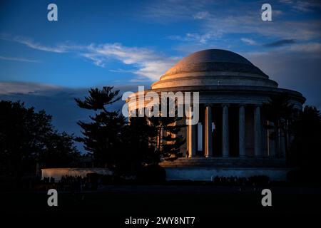 Washington, États-Unis. 04th Apr, 2024. Le soleil couchant illumine le Jefferson Memorial le 4 avril 2024 à Washington, DC. Le National Park Service abattra environ 300 arbres, dont 140 seront les célèbres cerisiers, afin qu'ils puissent réparer et reconstruire les digues défaillantes autour du Tidal Basin. Les digues ont été construites à la fin des années 1800 et certaines sections ont coulé jusqu'à 5 pieds en raison du mauvais drainage, de l'érosion et de la montée des niveaux d'eau. (Photo de Samuel Corum/Sipa USA) crédit : Sipa USA/Alamy Live News Banque D'Images