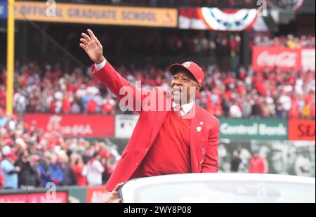 Prog Louis, États-Unis. 04th Apr, 2024. Ancien Louis Cardinals Shortstop, membre du constitué Louis Cardinals Hall of Fame et National Baseball Hall of Fame Ozzie Smith, agite à la foule alors qu'il est présenté lors des cérémonies d'ouverture avant un match contre les Marlins de Miami au Busch Stadium Louis le jeudi 4 avril 2024. Photo de Bill Greenblatt/UPI crédit : UPI/Alamy Live News Banque D'Images