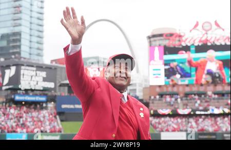 Prog Louis, États-Unis. 04th Apr, 2024. Ancien Louis Cardinals Shortstop, membre du constitué Louis Cardinals Hall of Fame et National Baseball Hall of Fame Ozzie Smith, agite à la foule alors qu'il est présenté lors des cérémonies d'ouverture avant un match contre les Marlins de Miami au Busch Stadium Louis le jeudi 4 avril 2024. Photo de Bill Greenblatt/UPI crédit : UPI/Alamy Live News Banque D'Images