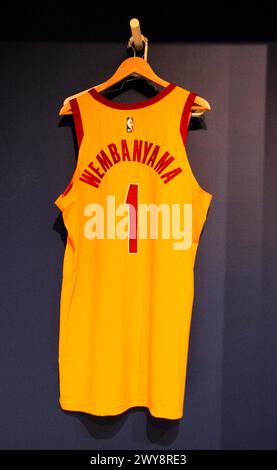 New York, New York, États-Unis. 4 avril 2024. Le joueur de basket-ball VICTOR WEMBANYAMA a porté un uniforme complet ''˜Rising Stars' ALL-STAR Weekend Debut est. $80 000 - $120 000 vu pendant Sotheby's Sports week New York. (Crédit image : © Nancy Kaszerman/ZUMA Press Wire) USAGE ÉDITORIAL SEULEMENT! Non destiné à UN USAGE commercial ! Banque D'Images