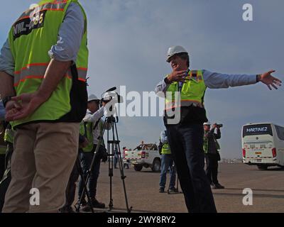 Juan Jose Salmon, PDG de Lima Airport Partners (LAP), l'opérateur de l'aéroport international Jorge Chávez, donne une conférence de presse pour informer sur l'avancement des nouvelles installations, toujours en construction, de l'agrandissement de l'aéroport international Jorge Chavez, qui comprend une deuxième piste et une ville aéroportuaire. Le projet nécessite un investissement de 2,0 milliards de dollars et devrait être opérationnel d'ici décembre 2024 Banque D'Images