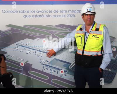 Juan Jose Salmon, PDG de Lima Airport Partners (LAP), l'opérateur de l'aéroport international Jorge Chávez, donne une conférence de presse pour informer sur l'avancement des nouvelles installations, toujours en construction, de l'agrandissement de l'aéroport international Jorge Chavez, qui comprend une deuxième piste et une ville aéroportuaire. Le projet nécessite un investissement de 2,0 milliards de dollars et devrait être opérationnel d'ici décembre 2024 Banque D'Images