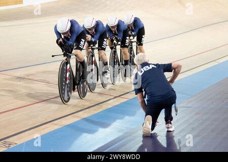 Los Angeles, Californie, États-Unis. 4 avril 2024. L'entraîneur Gary Sutton crie des encouragements à l'équipe féminine de poursuite des États-Unis lors de leur course pour la médaille d'or dans la finale de poursuite par équipe crédit : Casey B. Gibson/Alamy Live News Banque D'Images