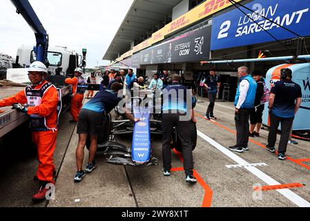 Suzuka, Japon. 05th Apr, 2024. Le Williams Racing FW46 endommagé de Logan Sargeant (USA) Williams Racing est retrouvé dans les fosses à l'arrière d'un camion après qu'il s'est écrasé lors de la première séance d'essais. Championnat du monde de formule 1, Rd 4, Grand Prix du Japon, vendredi 5 avril 2024. Suzuka, Japon. Crédit : James Moy/Alamy Live News Banque D'Images