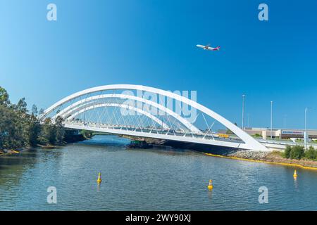 Le pont Twin Arch nouvellement construit au-dessus du canal Alexandra à l'aéroport de Sydney en Australie. Le pont fait partie de l'extension de la route « Sydney Gateway ». Banque D'Images