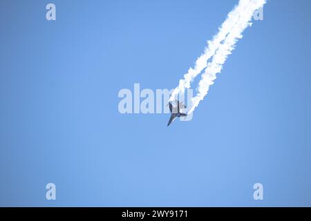 Istanbul, Aéroport de Atatürk, Turquie- 28.04.2023 Soloturk. Avion de chasse F-16 isolé dans le ciel bleu. Photographie d'avion F16 haute résolution prise au Teknofest Banque D'Images