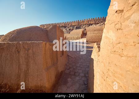 Ancien monument du cimetière près de la forteresse de la vieille ville à Itchan Kala de Khiva en Ouzbékistan. Banque D'Images