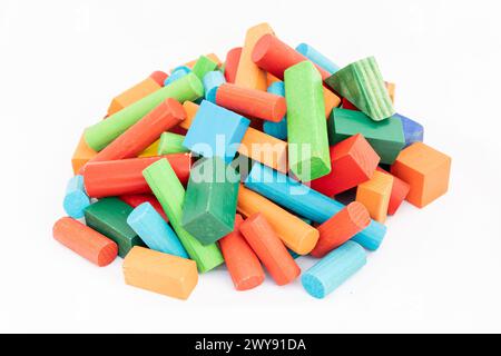 Multicolore et diverses formes de tas de blocs de bois sur fond isolé blanc Banque D'Images